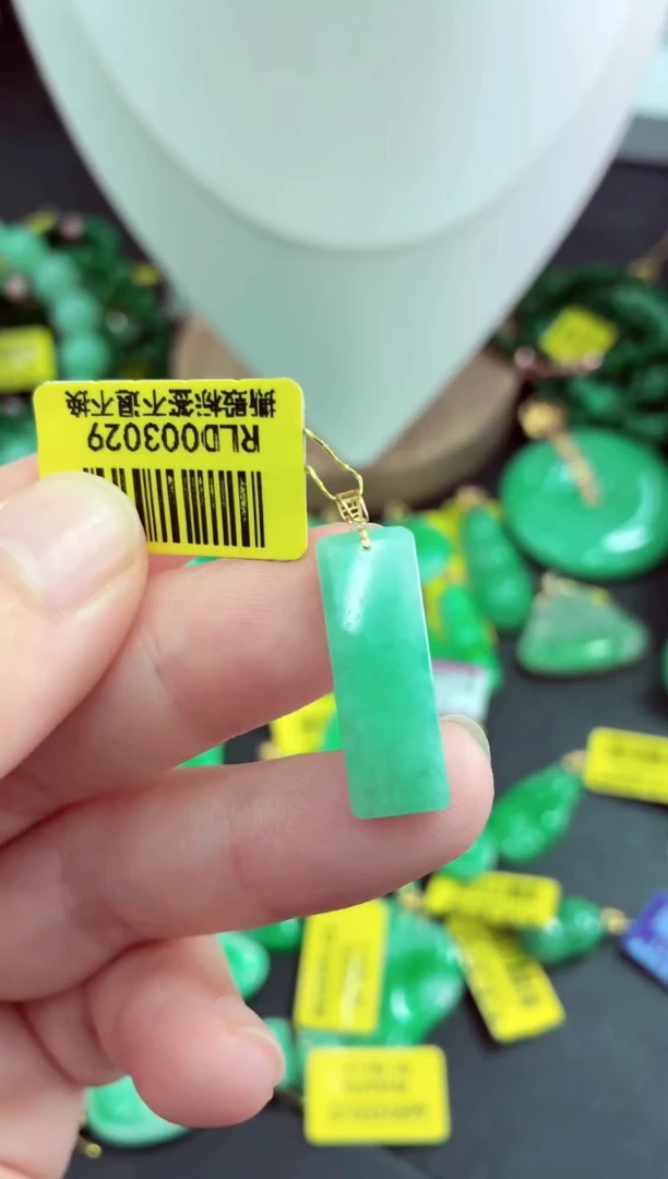 吊坠(不含链)18K金镶嵌翡翠挂件