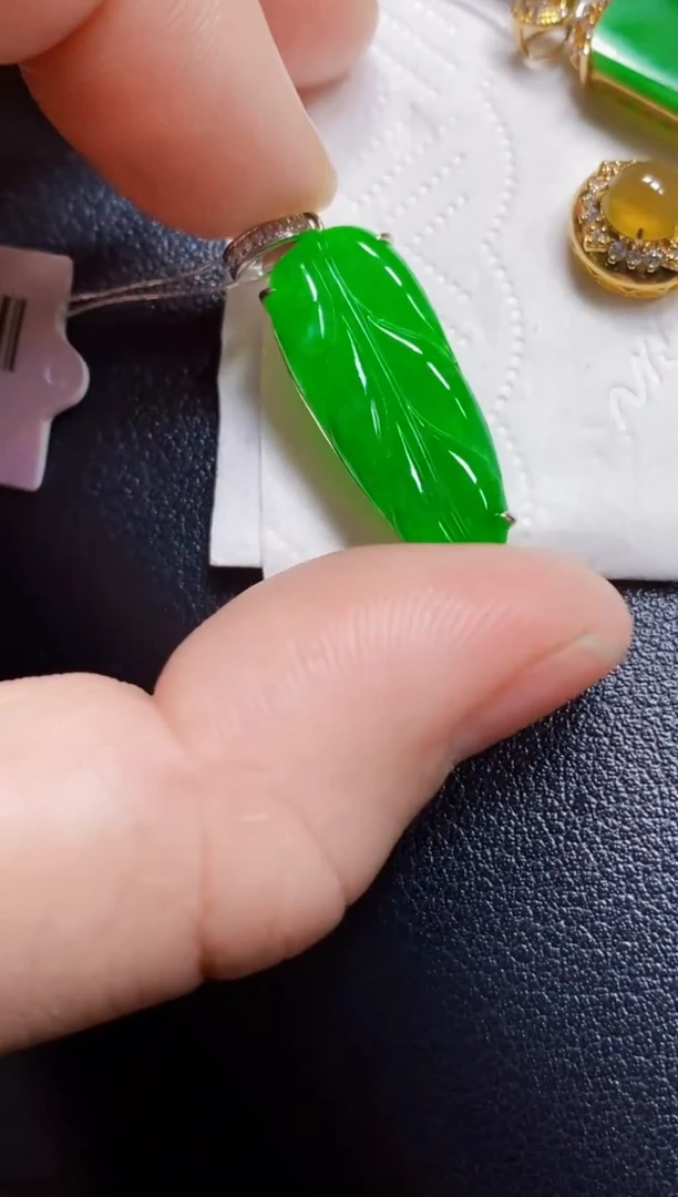 颈饰18K金镶嵌翡翠叶子