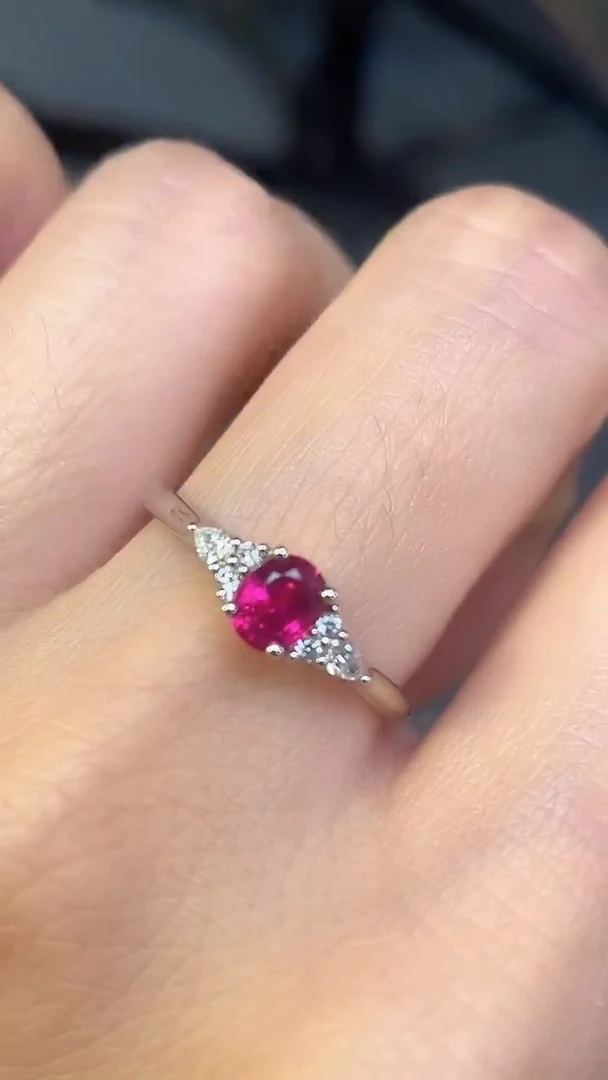 铂Pt950镶嵌戒指红宝石主石：0.63ct