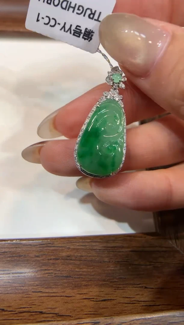 颈饰18K金镶嵌翡翠如意