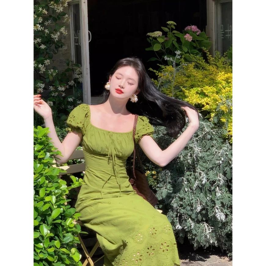 2025夏季新款法式镂空泡泡袖复古系带方领气质连衣裙