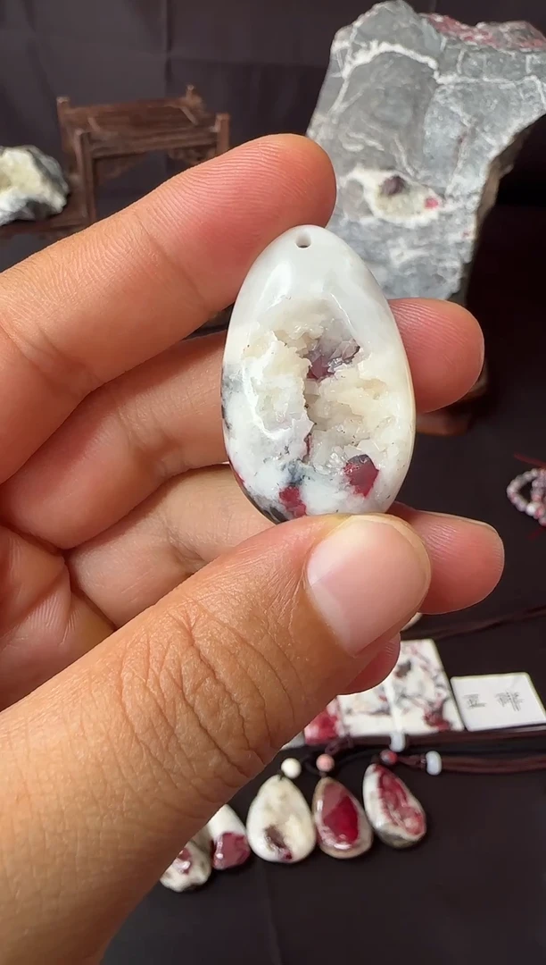 天然辰砂天然朱砂晶体原石随形吊坠聚宝盆