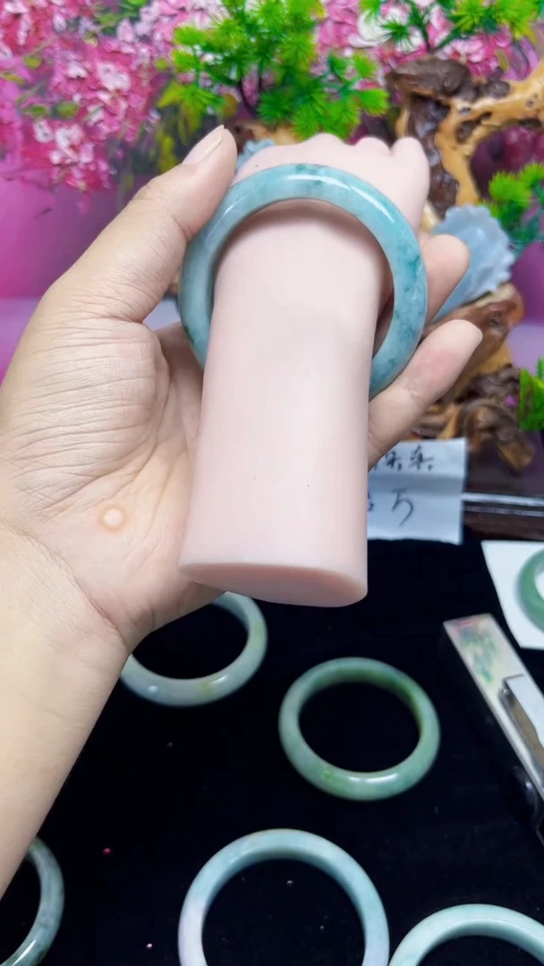 未镶嵌手镯翡翠Z****。天然缅甸翡翠手镯