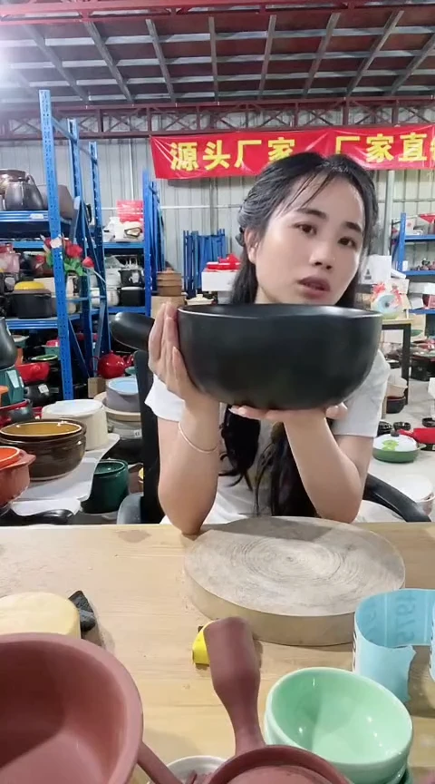 13瑕疵黑色手把锅不带盖
