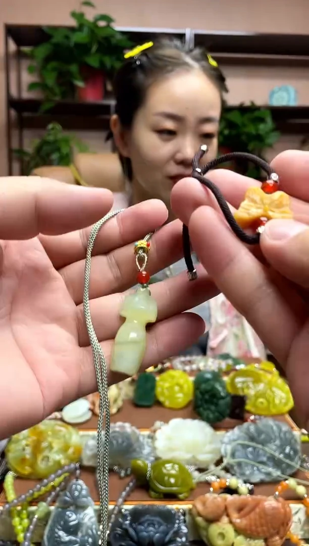 未镶嵌岫玉颈饰·