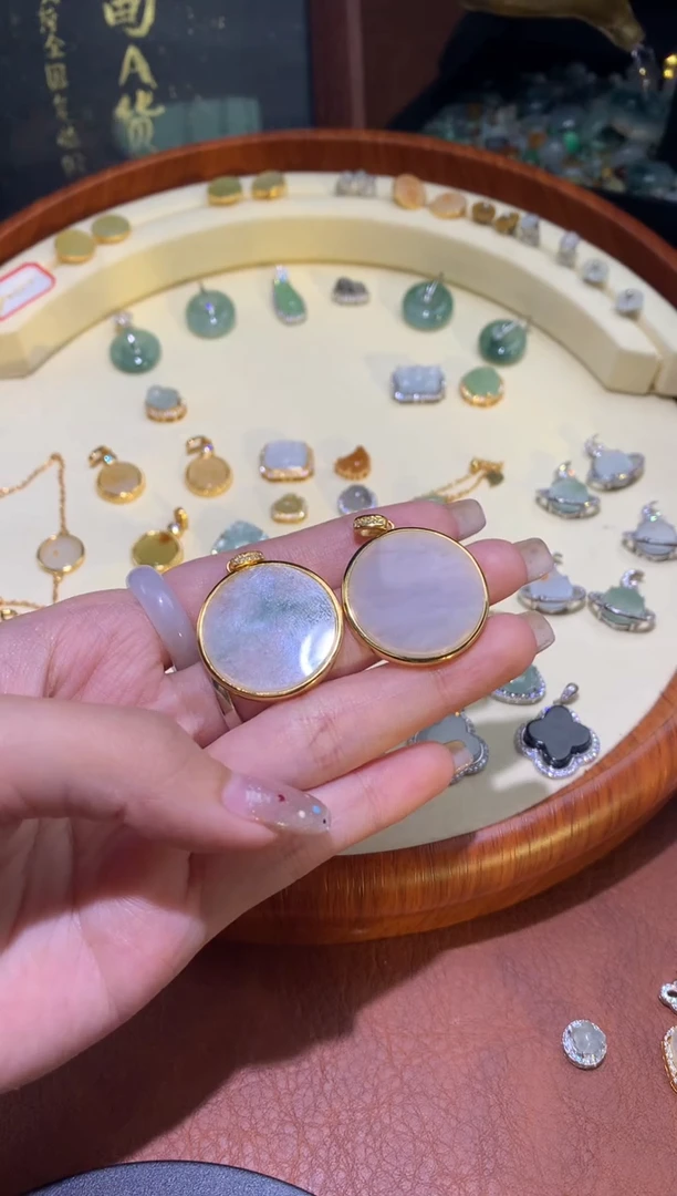 翡翠未镶嵌吊坠(不含链)人****！翡翠