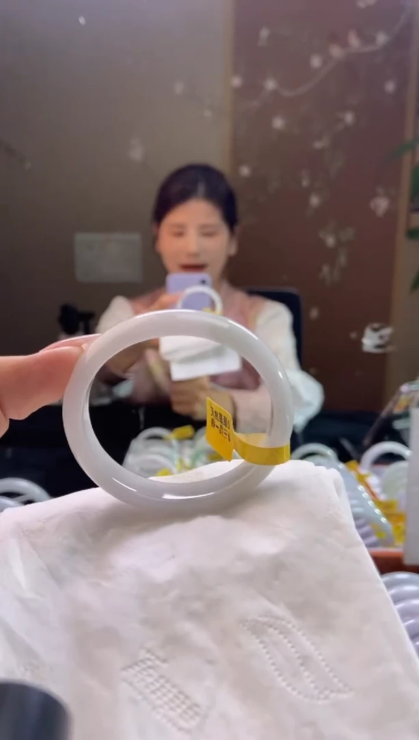 未镶嵌手镯（贵妃镯）翡翠圈口x50
