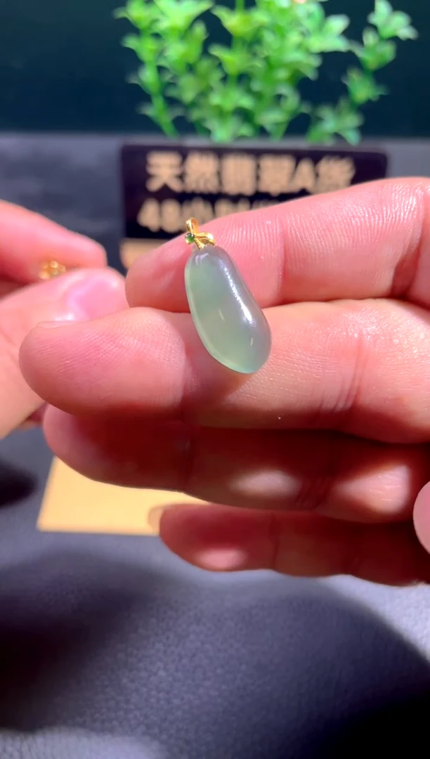 颈饰18K金镶嵌翡翠心***糕翡翠