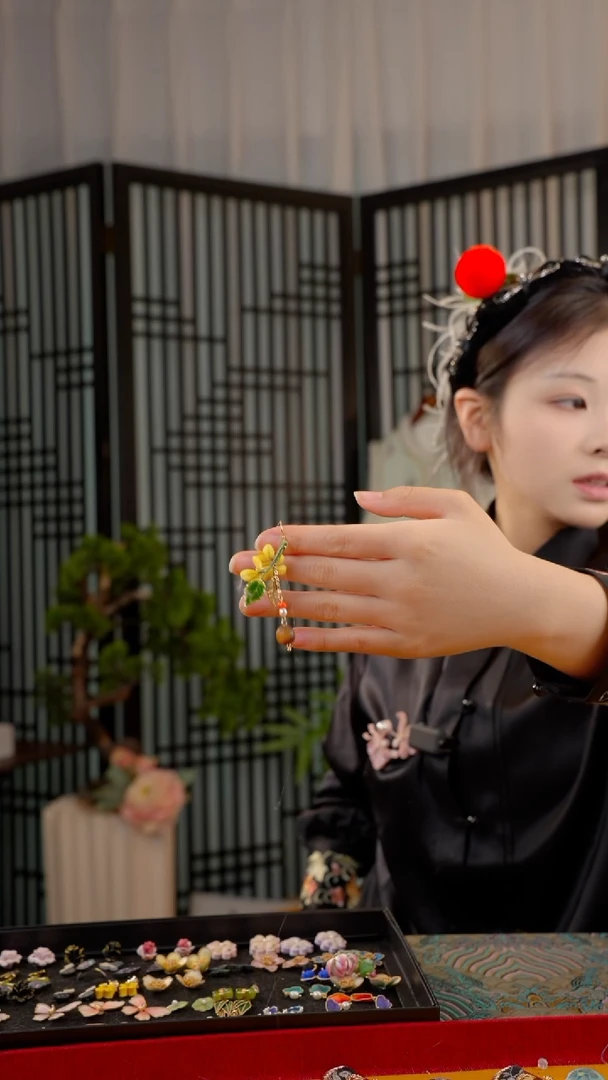 刺绣?**?非遗苏绣绒花手工饰品