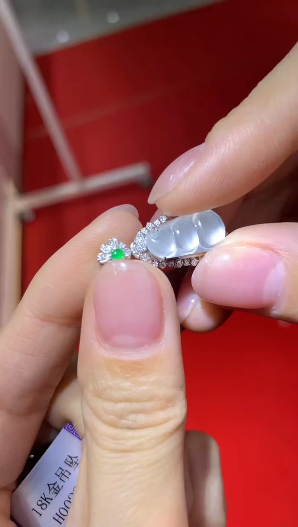 颈饰18K金镶嵌翡翠|不退不换