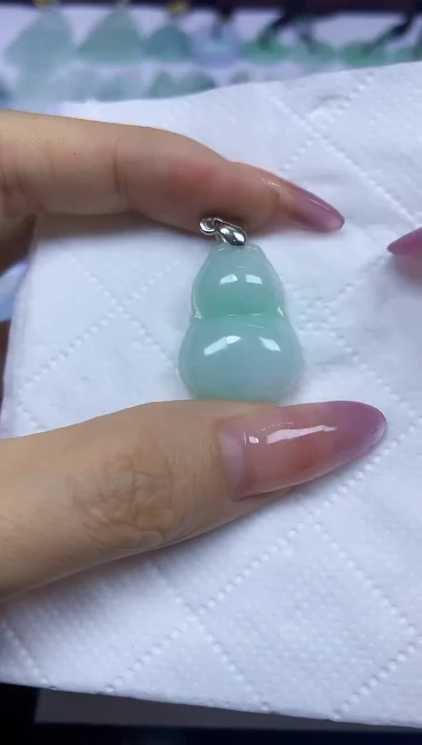 翡翠未镶嵌颈饰挂件