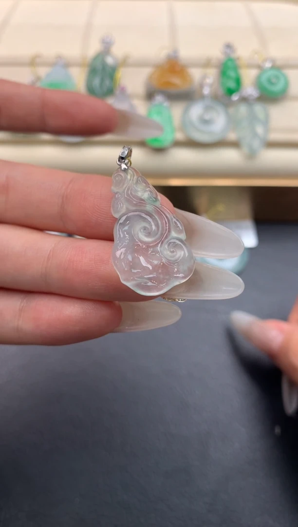 翡翠18K金镶嵌颈饰F279