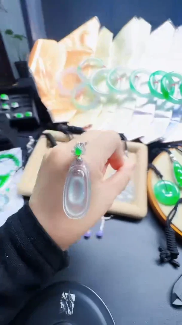 颈饰18K金镶嵌翡翠1