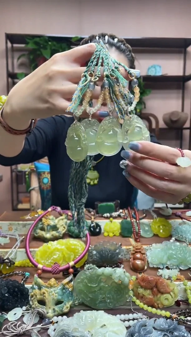 未镶嵌岫玉颈饰多样性发货发其中之一