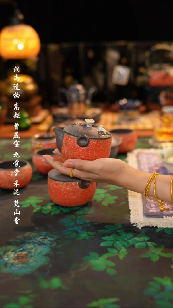 红金荷花宝瓶·········