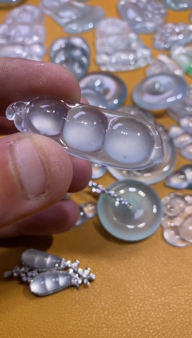 吊坠(不含链)未镶嵌翡翠豆子38000  43.4  16.1  5.7