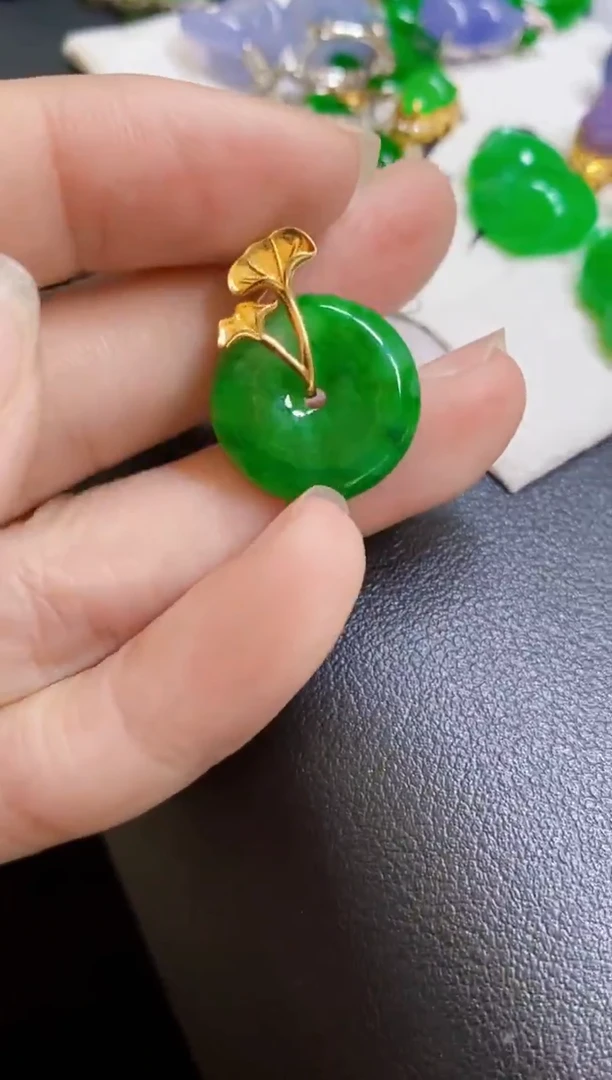 颈饰18K金镶嵌翡翠心*扣