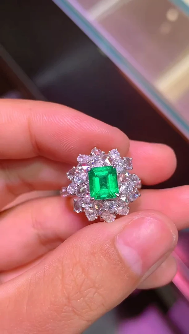 18K金镶嵌戒指祖母绿1.02ct 哥伦比亚