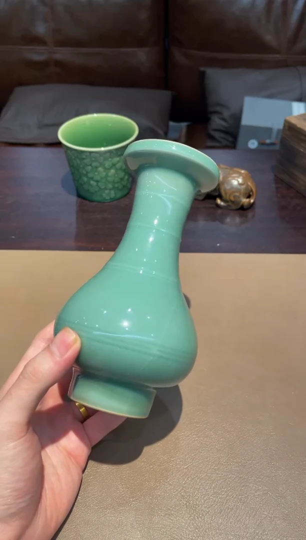 77窑承青瓷弦纹瓶