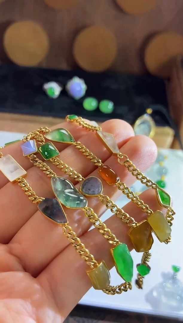 颈饰18K金镶嵌翡翠颈饰