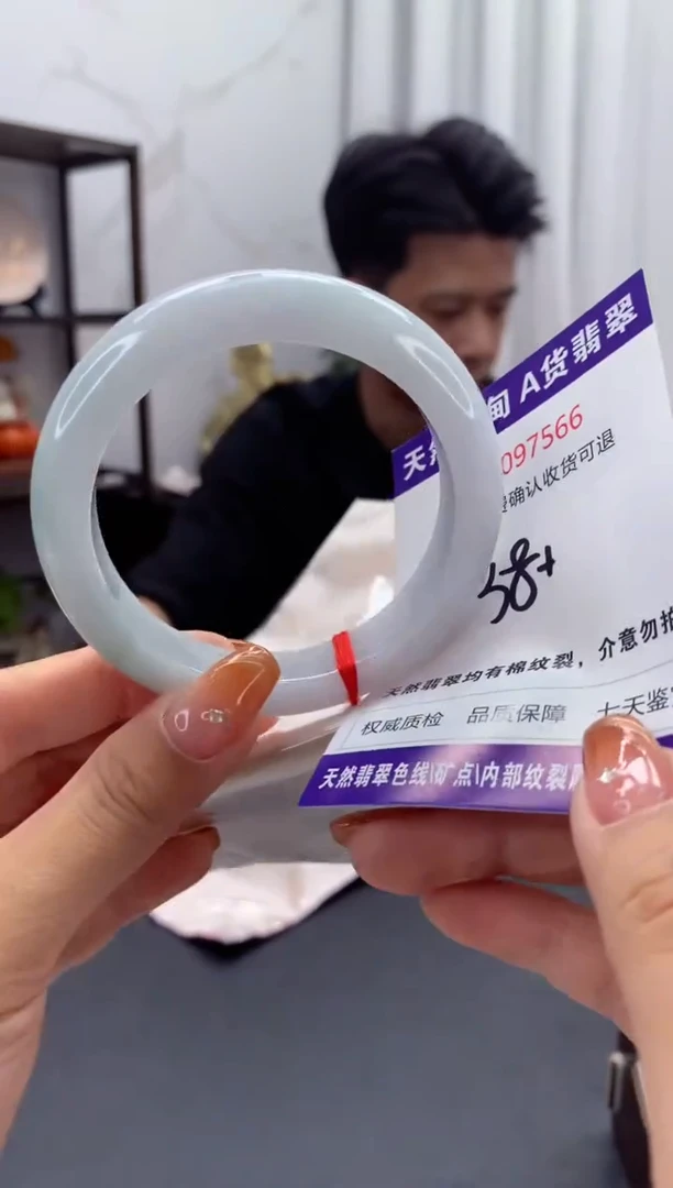 未镶嵌手镯翡翠有纹，完美者勿拍