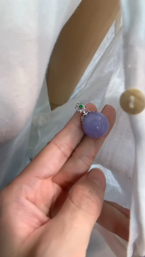颈饰18K金镶嵌翡翠蛋面