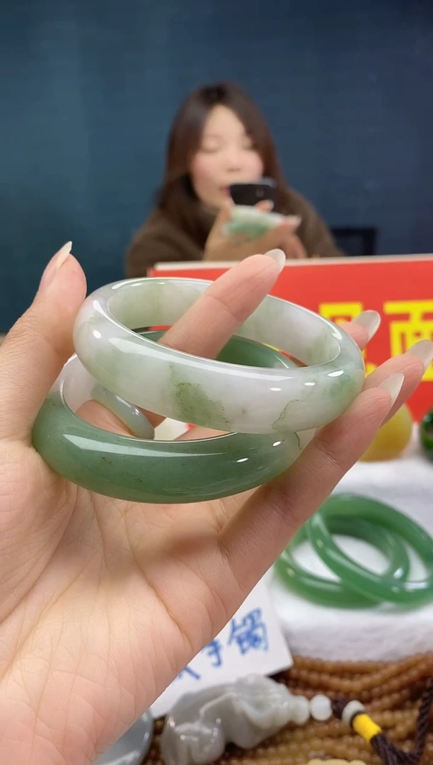 【闪购商品】石英质玉手镯未镶嵌56