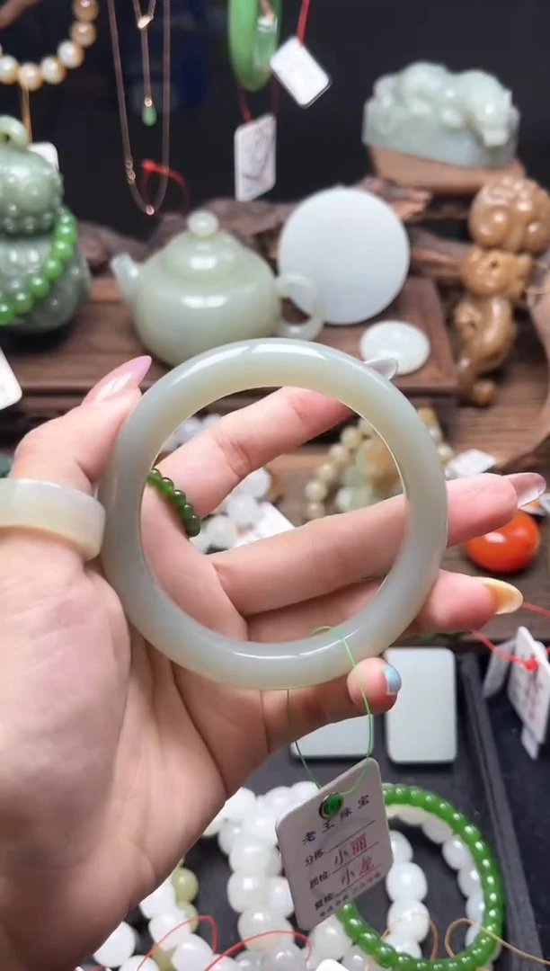 和田玉手镯未镶嵌且末青白 57圈9011869