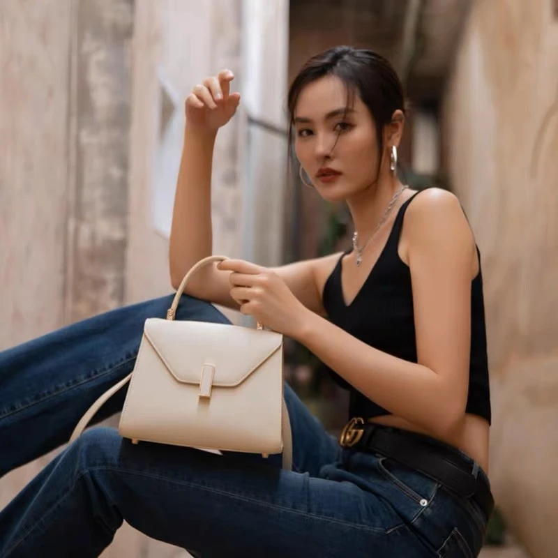 【初阳甄选】J-6198-灰色单肩款轻奢风扣式耐磨斜挎包