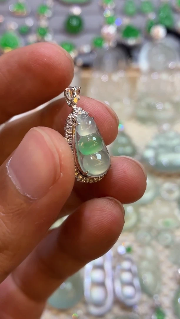 吊坠(不含链)18K金镶嵌翡翠豆子