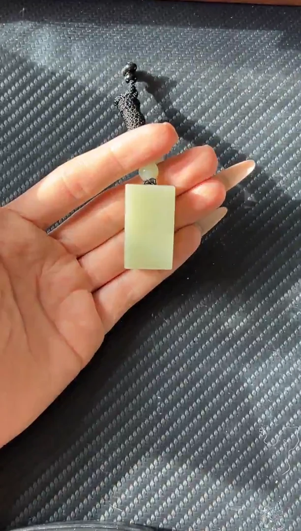 吊坠(赠链)未镶嵌和田玉且末迪克兰二细微色差吊坠JK