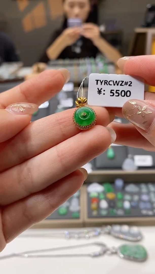 颈饰18K金镶嵌翡翠平安扣