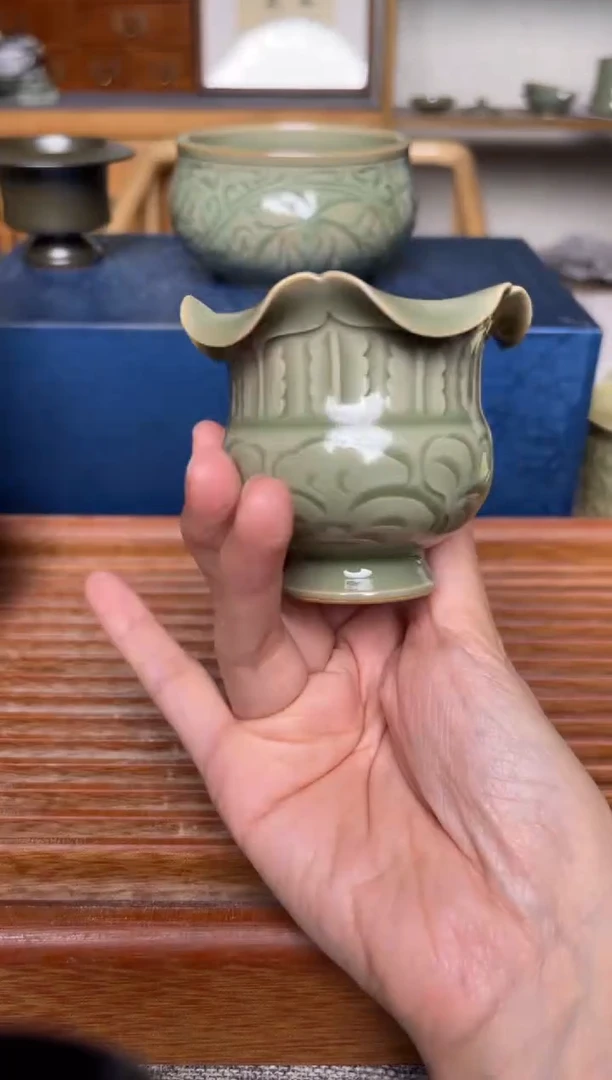 瓷器纯手工橄榄绿花口尊 微瑕