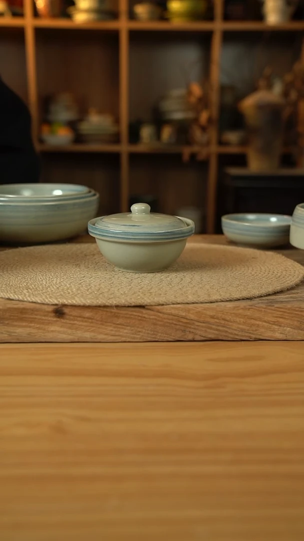 青云系列的带盖小炖盅1个