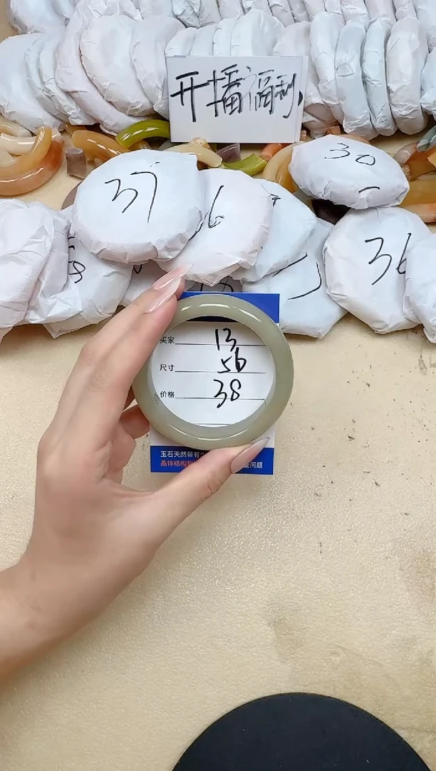 未镶嵌手镯石英质玉13/56