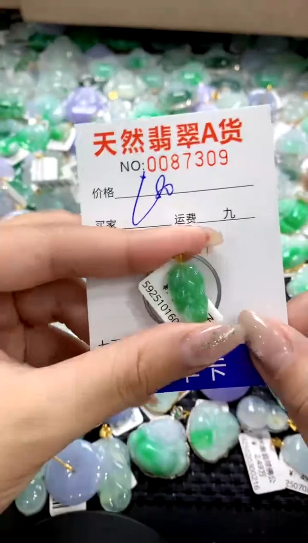 颈饰18K金镶嵌翡翠1111111111111111