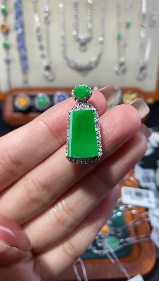 【闪购商品】翡翠颈饰18K金镶嵌吊坠