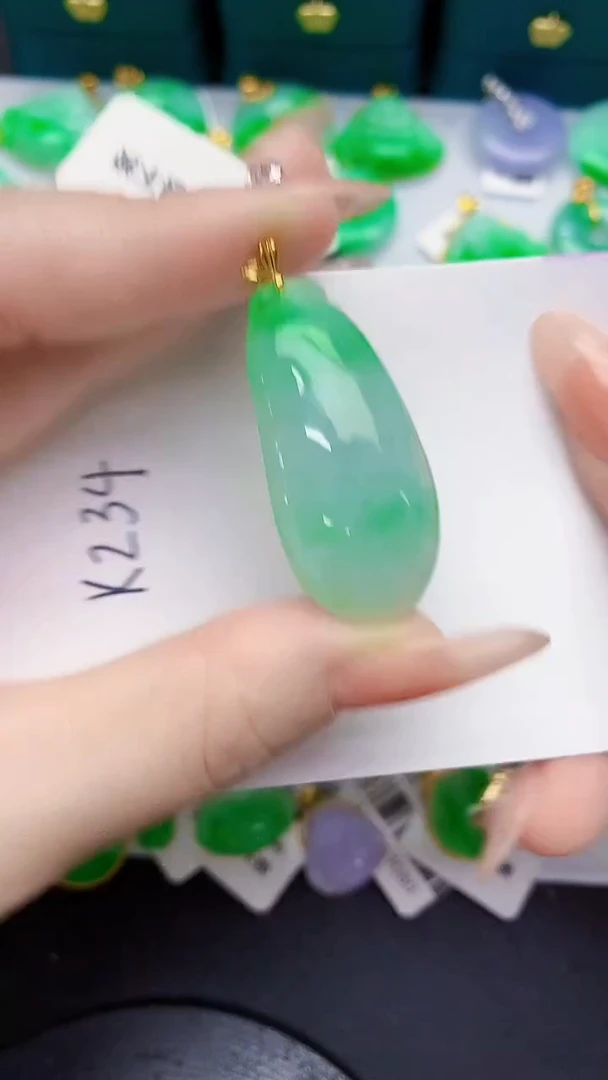 颈饰18K金镶嵌翡翠缅甸天然翡翠A货