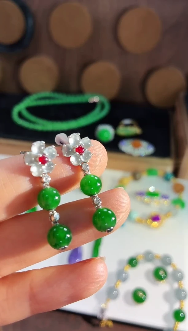 18K金镶嵌翡翠耳饰耳饰