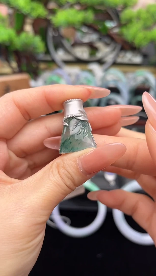 颈饰18K金镶嵌翡翠吊坠