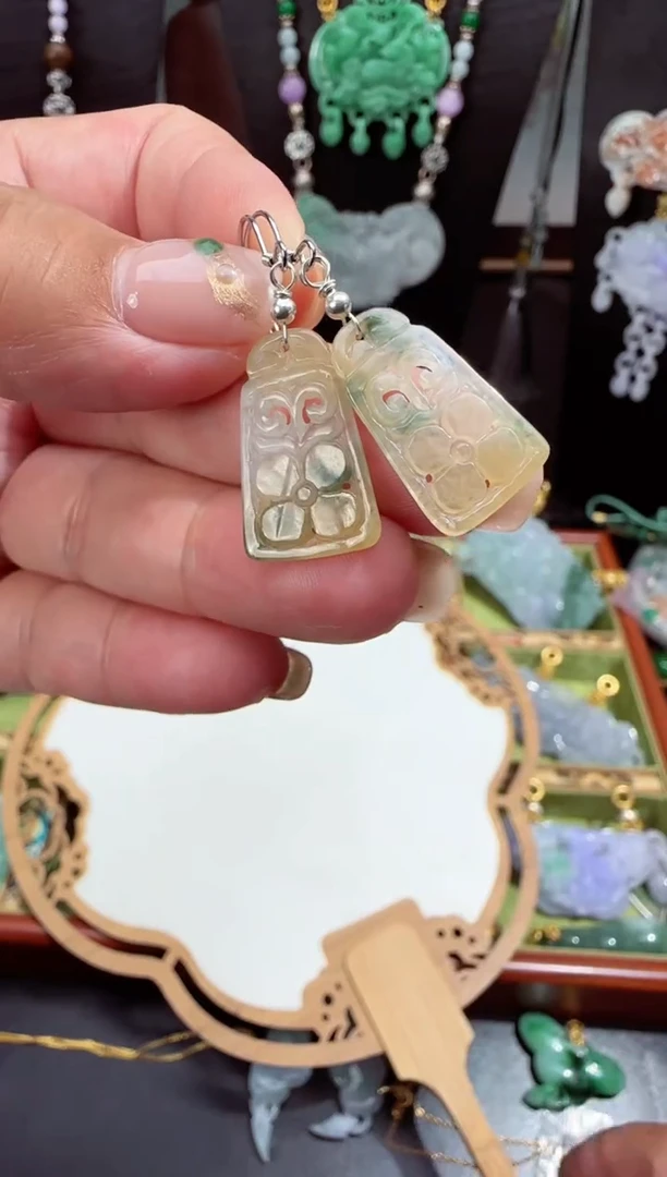 翡翠未镶嵌颈饰拍照