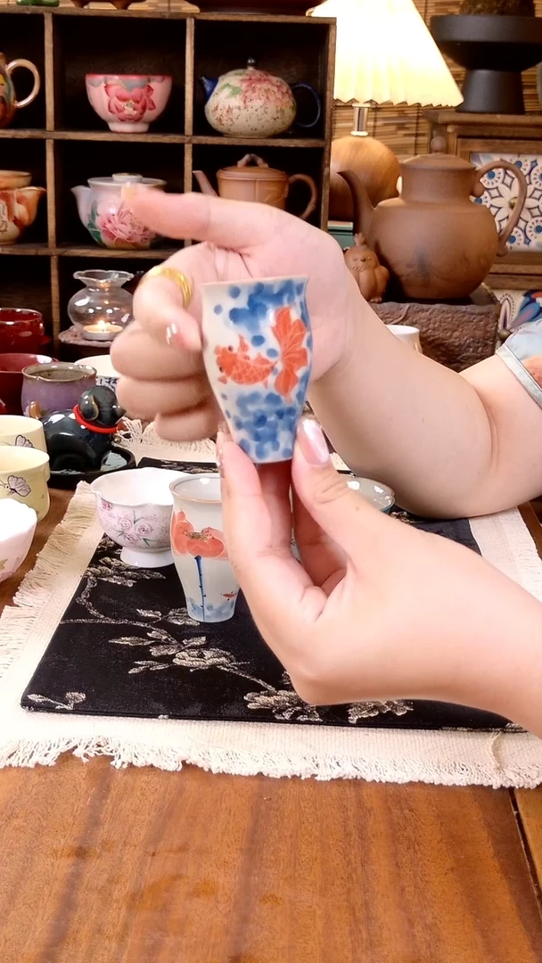 釉下手绘锦鲤美人杯