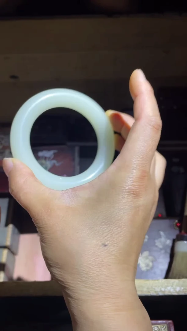 和田玉未镶嵌颈饰白玉圆条手镯1件