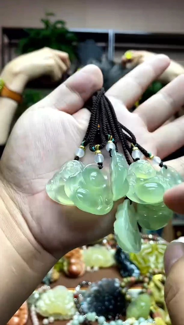 未镶嵌岫玉颈饰多样性发货发其中之一