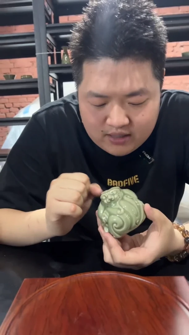 耀州窑青瓷虎镇茶宠一个