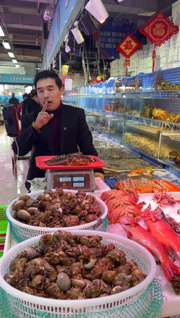 中国大陆断氧龙虾仔1只，波龙1只，1.4斤