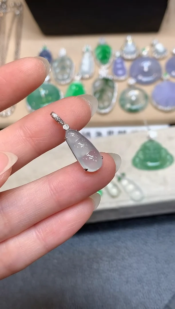 颈饰18K金镶嵌翡翠福豆【无服务费