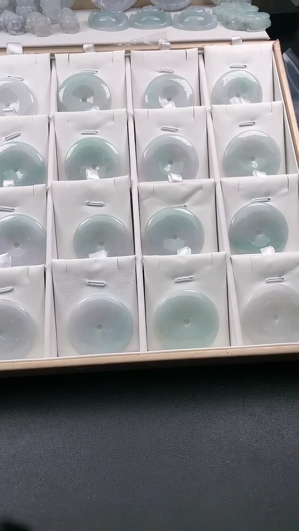 翡翠未镶嵌颈饰..../7/3/ 20多样性发其一