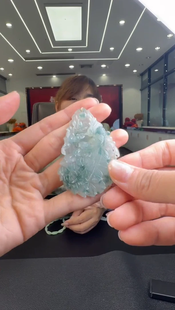 翡翠未镶嵌颈饰挂件