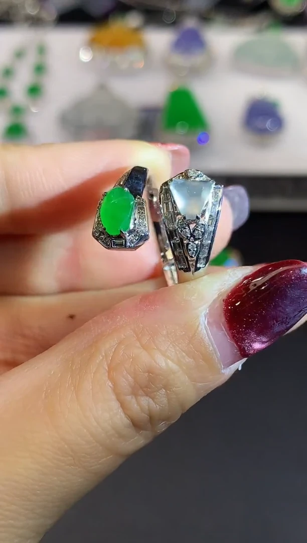 18K金镶嵌戒指翡翠多样性发其一